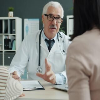 cbd pregnancy uk - Healthcare professional discussing wellness options with patient