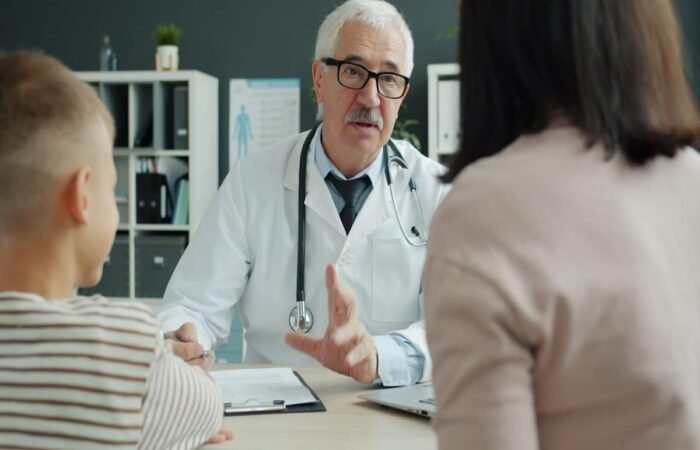 cbd pregnancy uk - Healthcare professional discussing wellness options with patient