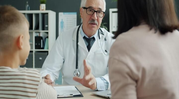 cbd pregnancy uk - Healthcare professional discussing wellness options with patient