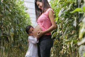 cbd pregnancy uk - Pregnant woman consulting with healthcare provider about wellness options