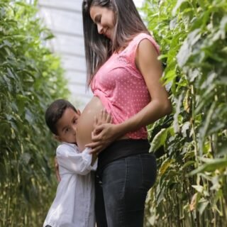 cbd pregnancy uk - Pregnant woman consulting with healthcare provider about wellness options