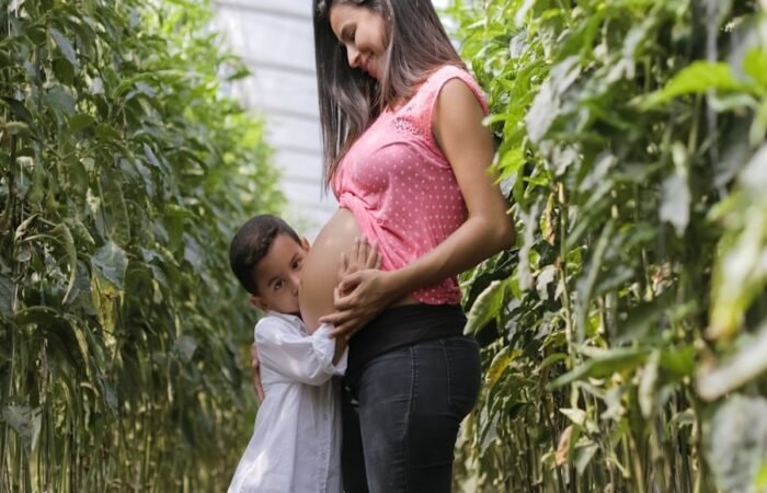 cbd pregnancy uk - Pregnant woman consulting with healthcare provider about wellness options